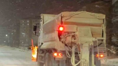 Elazığ’da akşam saatlerinde başlayan kar yağışı devam ederken, Elazığ Belediyesi