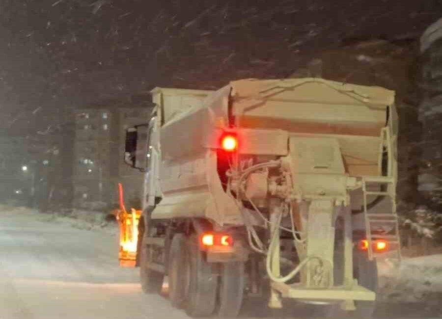 Elazığ’da akşam saatlerinde başlayan kar yağışı devam ederken, Elazığ Belediyesi