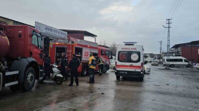 Elazığ Sanayi Sitesi’ndeki bir oto tamircide çıkan yangın ekiplerin müdahalesi