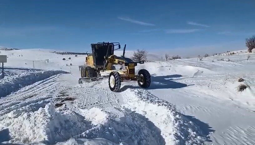 Elazığ’da yoğun kar yağışı nedeniyle kent genelinde 182 köy yolu