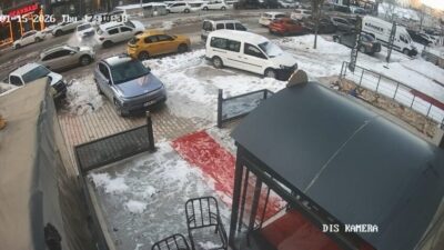 Elazığ’da 3 aracın karıştığı kazada 1 kişi yaralanırken, kaza anı