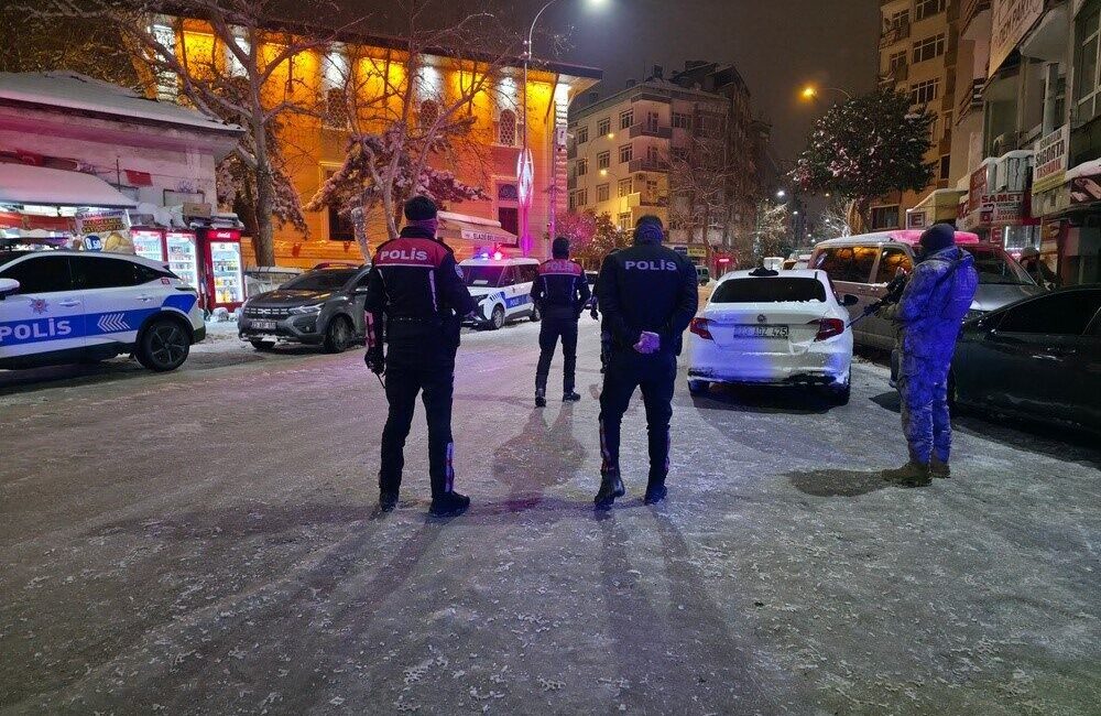 Elazığ’da polis ekipleri tarafından gece saatlerinde yapılan geniş çaplı asayiş