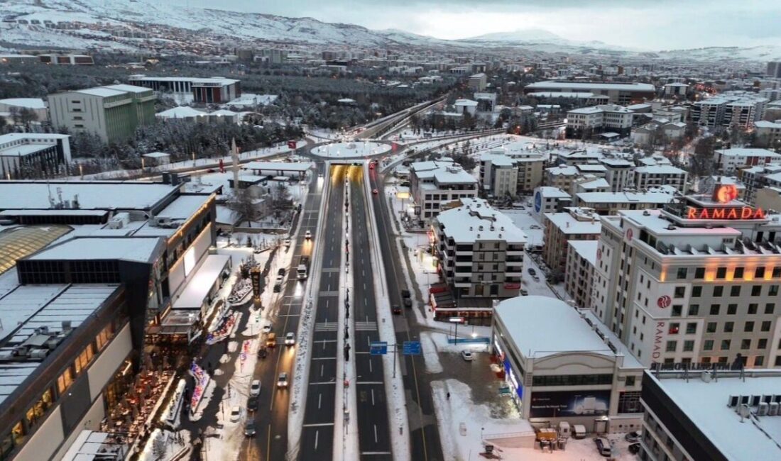 Elazığ’da 3 gündür etkisini sürdüren kar yağışı hayatı olumsuz etkilerken