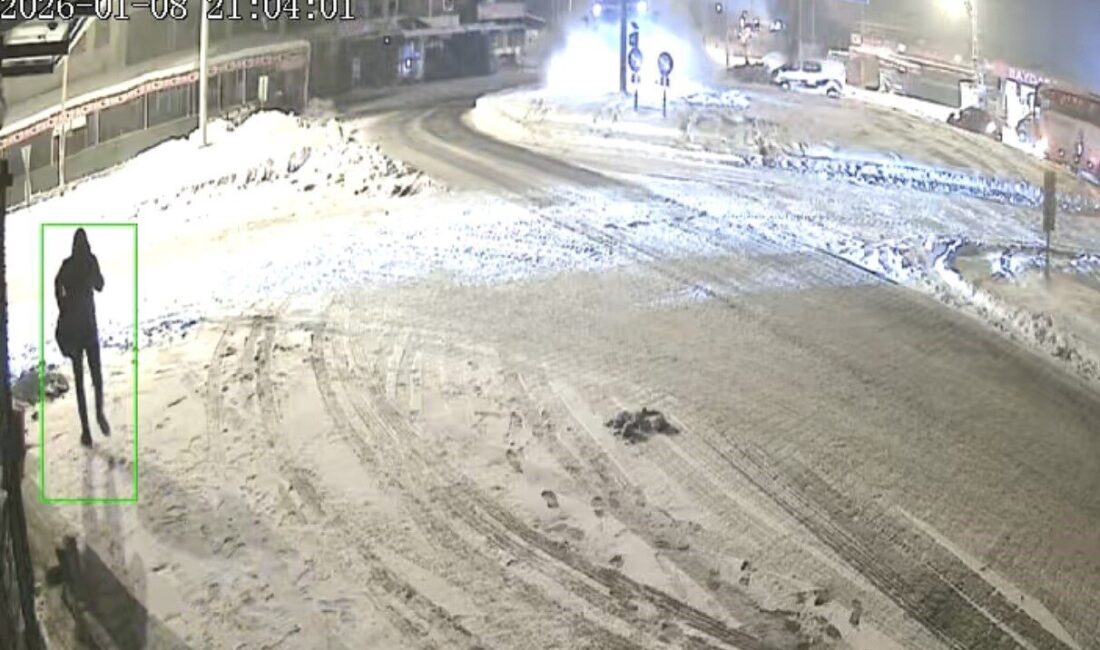 Elazığ’da kar ve buzlanmadan dolayı kayan tır, kavşaktaki refüje çıkarak