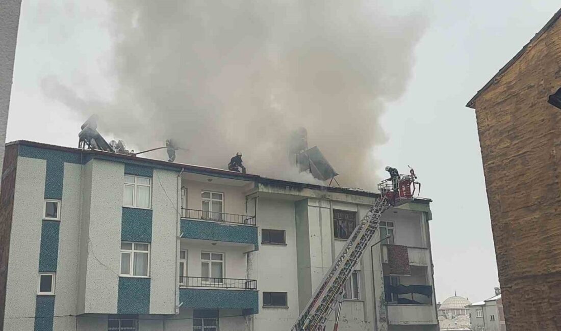 Elazığ’da iki katlı bir binanın çatısında çıkan yangın, itfaiyenin yaklaşık