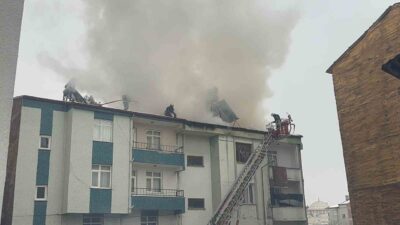 Elazığ’da iki katlı bir binanın çatısında çıkan yangın, itfaiyenin yaklaşık