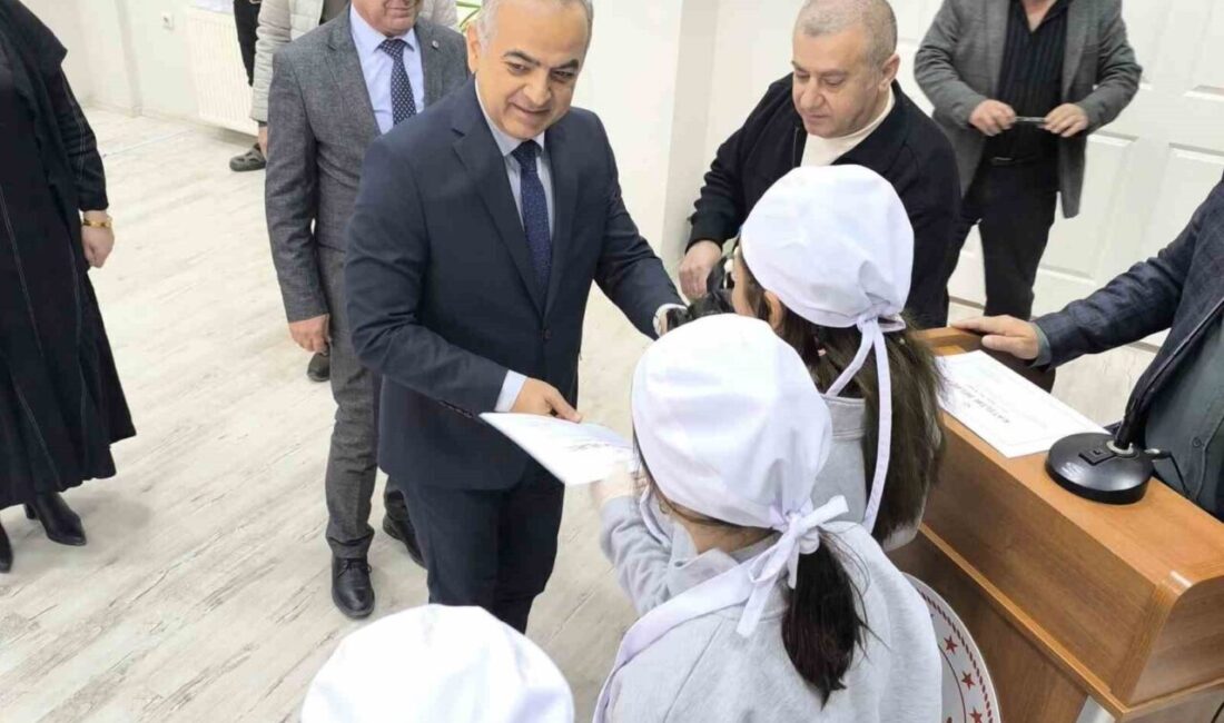 Elazığ’da çocuklar yemek yarışmasında hünerlerini sergiledi, ortaya renkli görüntüler çıktı.