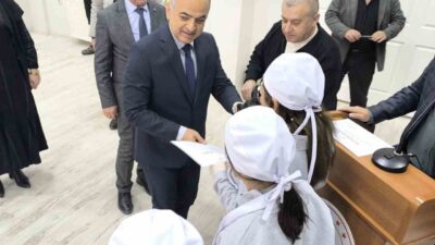 Elazığ’da çocuklar yemek yarışmasında hünerlerini sergiledi, ortaya renkli görüntüler çıktı.