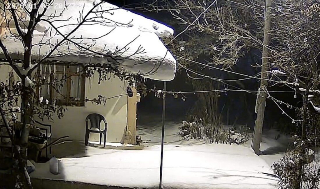 Elazığ’da meydana gelen 4.7 büyüklüğündeki deprem anı güvenlik kameralarına yansıdı.