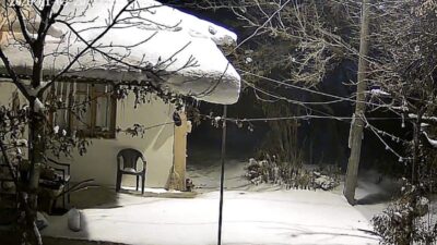 Elazığ’da meydana gelen 4.7 büyüklüğündeki deprem anı güvenlik kameralarına yansıdı.