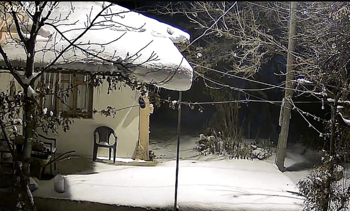 Elazığ’da meydana gelen 4.7 büyüklüğündeki deprem anı güvenlik kameralarına yansıdı.