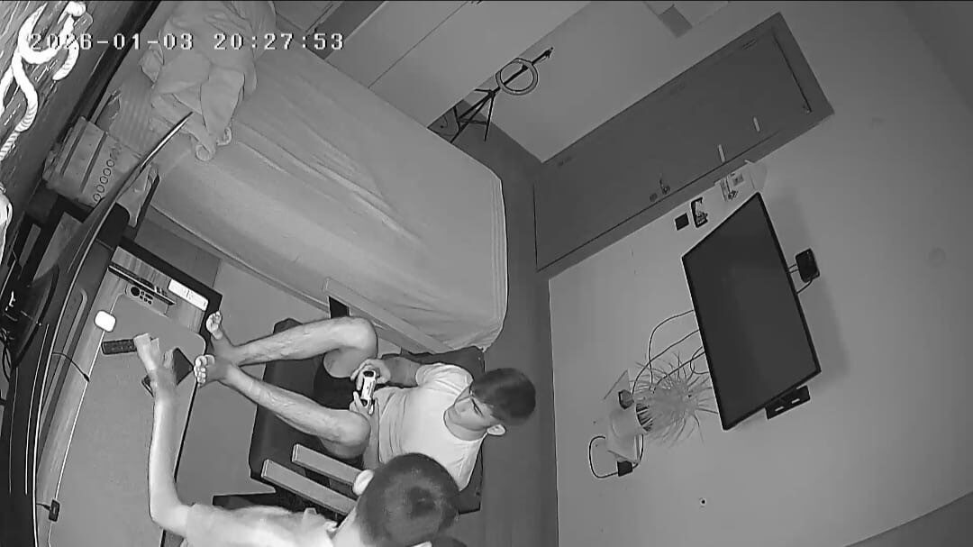 Elazığ’ın Baskil ilçesindeki 4.7 büyüklüğündeki deprem anı güvenlik kamerasına yansıdı.