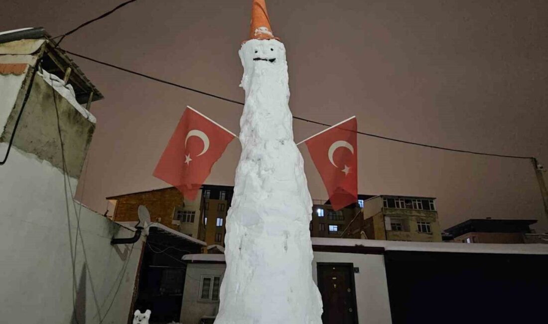 Elazığ’da iki arkadaşın yaptığı 4,5 metre uzunluğundaki dev kardan adam,