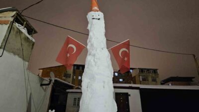 Elazığ’da iki arkadaşın yaptığı 4,5 metre uzunluğundaki dev kardan adam,