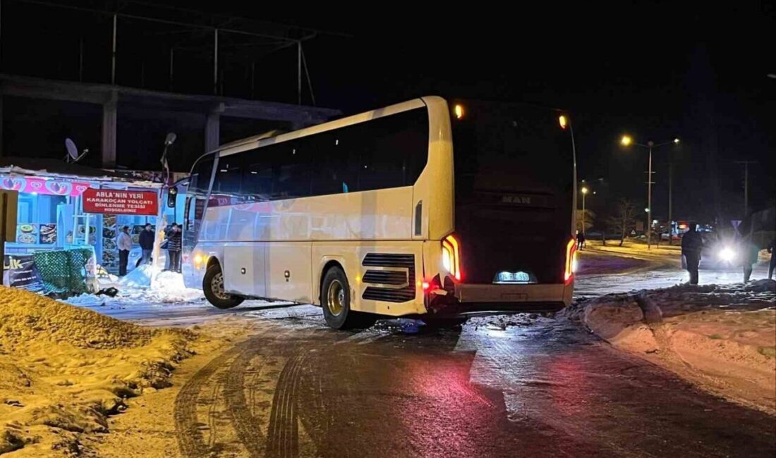 Elazığ’da karlı ve buzlu yolda kayan otobüs, devrilmekten son anda