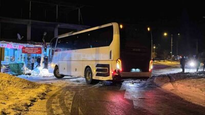 Elazığ’da karlı ve buzlu yolda kayan otobüs, devrilmekten son anda