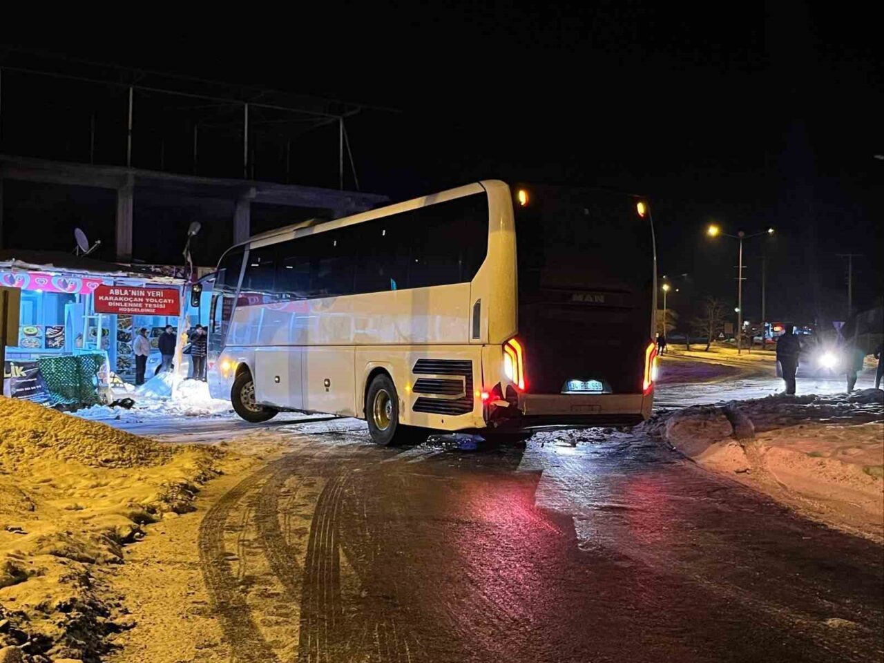 Elazığ’da karlı ve buzlu yolda kayan otobüs, devrilmekten son anda