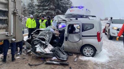Elazığ’da kar ve buzlanma nedeniyle kontrolden çıkan hafif ticari araç,