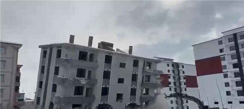 Kahramanmaraş merkezli depremlerde Elazığ’da ağır hasar gören binaların yıkımları sürüyor.
