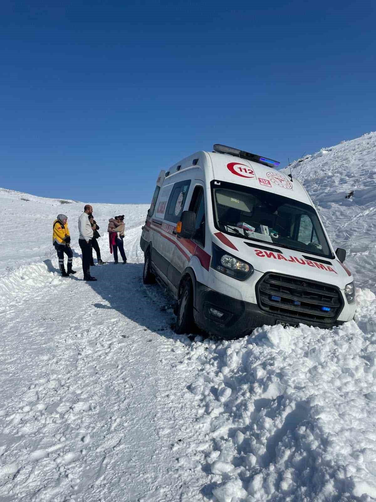 Elazığ’da rahatsızlanan 3,5 yaşındaki bir çocuğun ve kara saplanan ambulansın