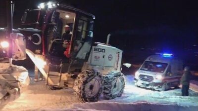 Elazığ’ın Karakoçan ilçesinde hasta almaya giderken yolda kara saplanan ambulans,