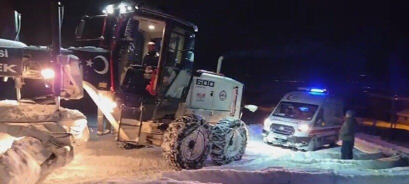 Elazığ’ın Karakoçan ilçesinde hasta almaya giderken yolda kara saplanan ambulans,