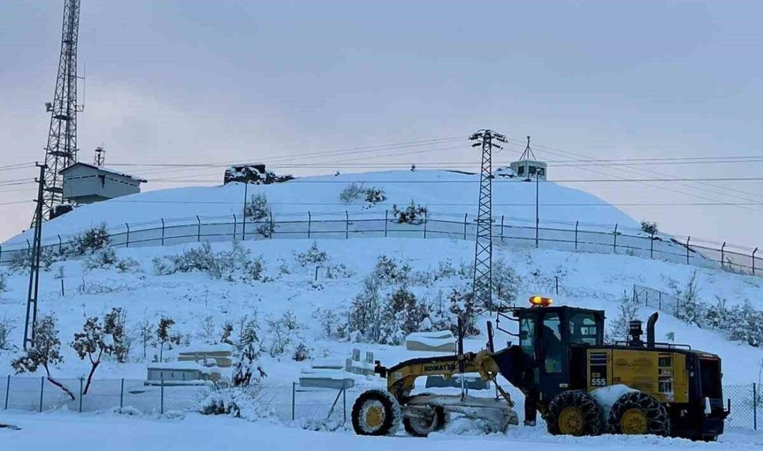 Elazığ’da karla mücadele kapsamında 19 köy yolunda çalışmalar sürüyor. Elazığ
