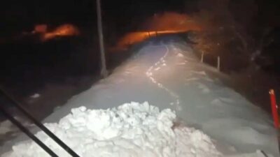 Elazığ’da etkili olan kar yağışı sonrasında kapanan 67 köy yolunda