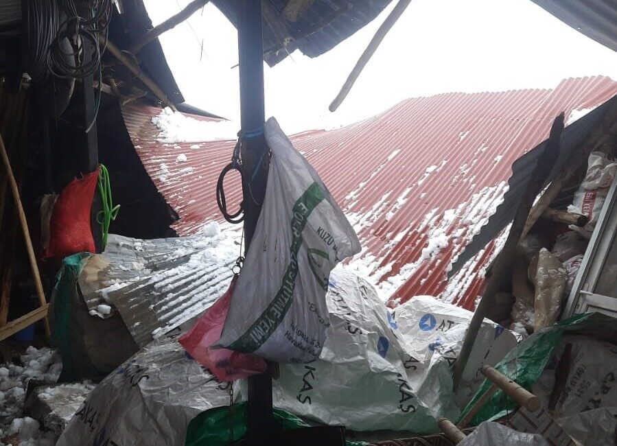 Elazığ’da etkili olan kar ve fırtına nedeniyle, bir köydeki marketin