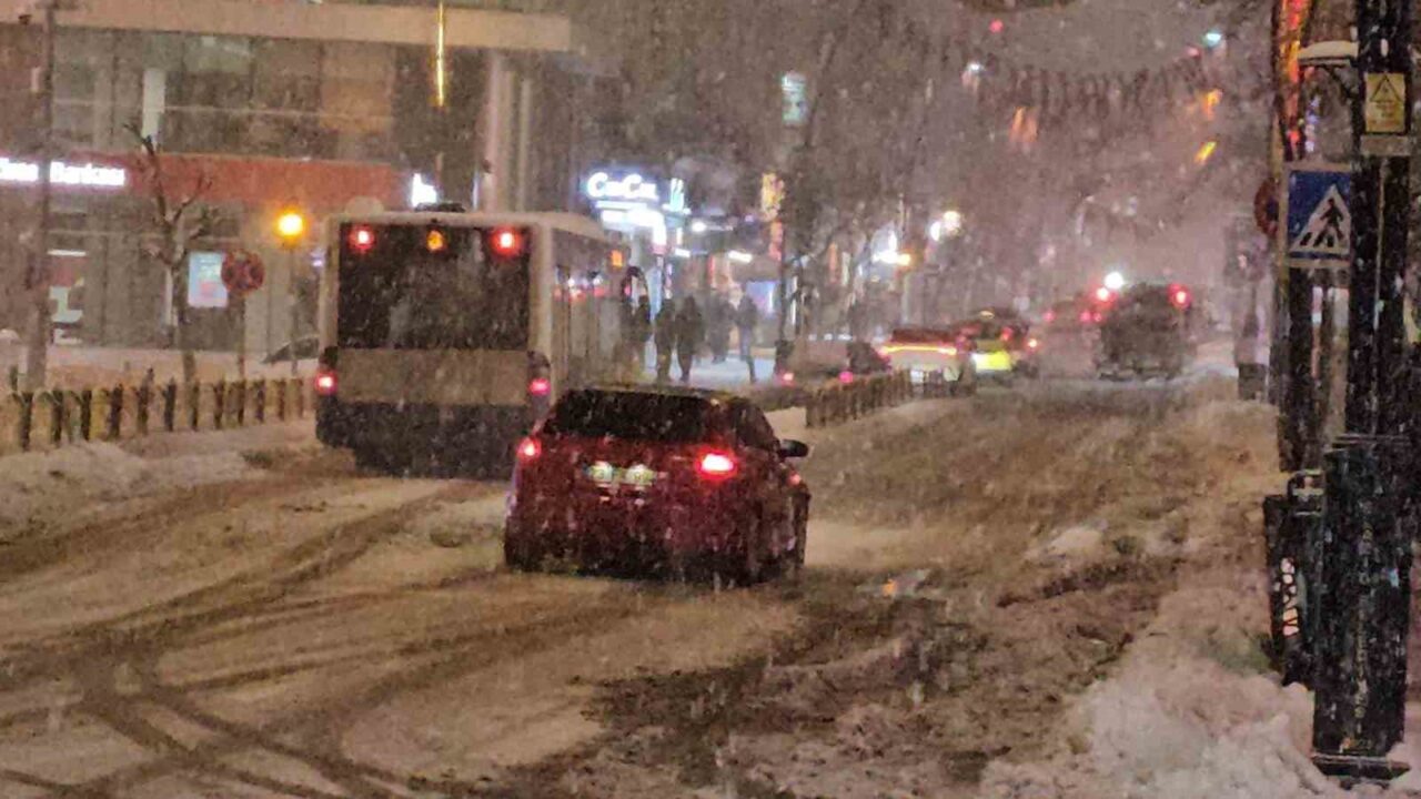 Elazığ’da dün gün boyu etkisi sürdüren kar yağışı bugün de