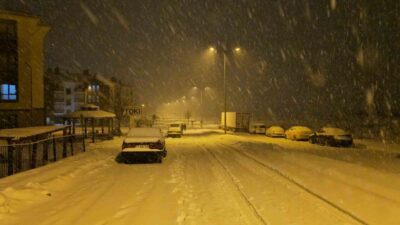 Meteorolojinin uyarı verdiği Elazığ’da yoğun kar yağışı gece saatlerinde de