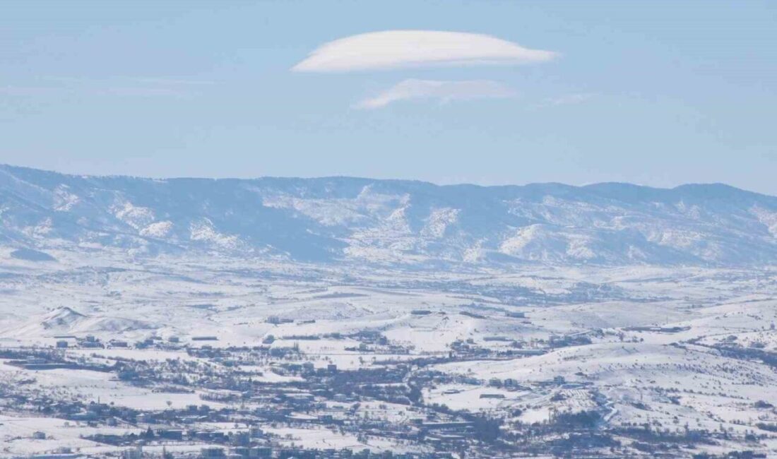 Elazığ’da görülen mercek bulutu görsel şölen sundu. Lenticular (merceksi) bulutlar