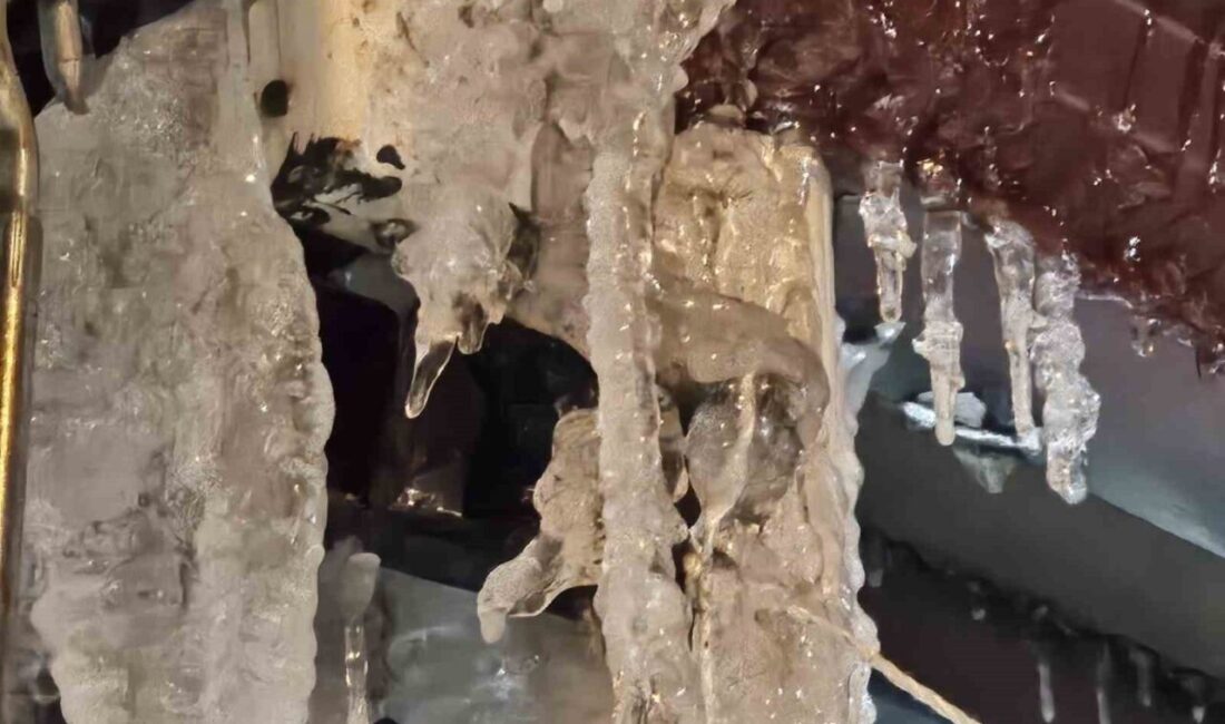 Elazığ’da dondurucu soğuk nedeniyle Karakoçan’da metrelerce buz sarkıtı oluştu. Yurt