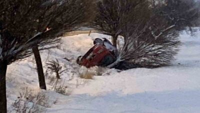 Elazığ’da otomobil, kar yağışından dolayı kayganlaşan yolda kayarak şarampole devrildi.