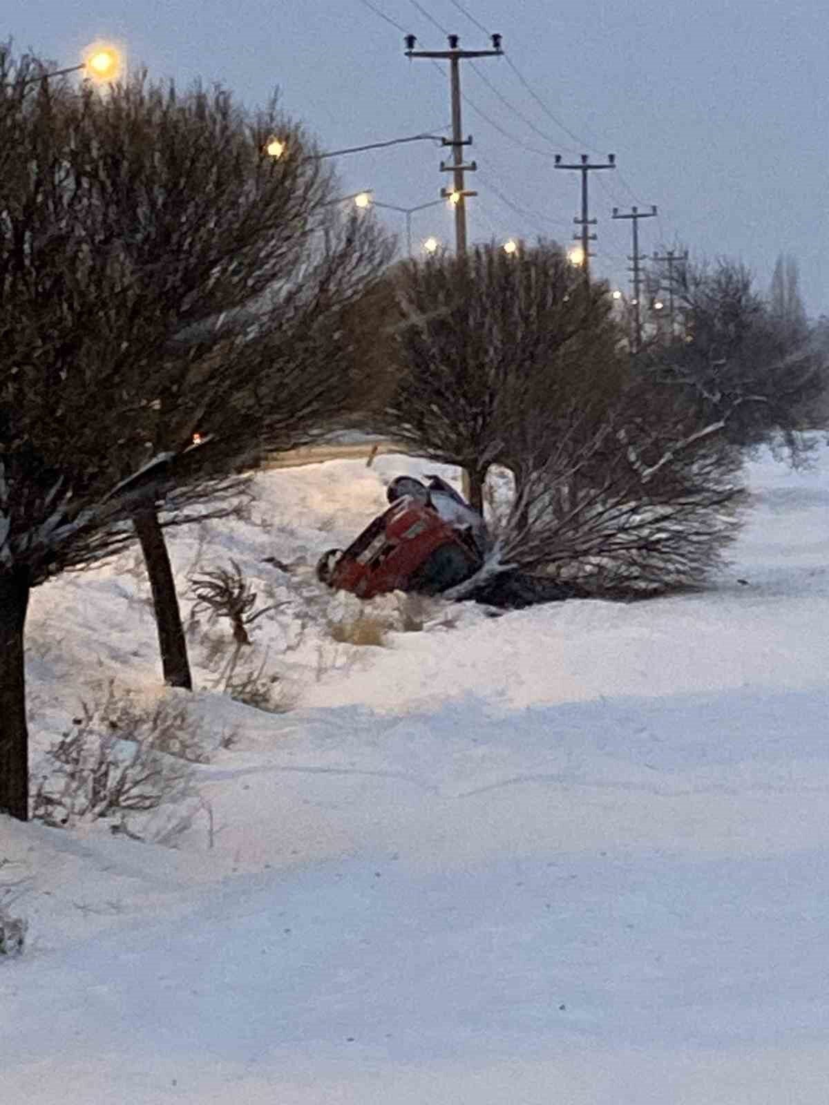 Elazığ’da otomobil, kar yağışından dolayı kayganlaşan yolda kayarak şarampole devrildi.