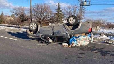 Elazığ’da sürücüsünün direksiyon hakimiyetini kaybettiği pikap takla attı. Kazada 3