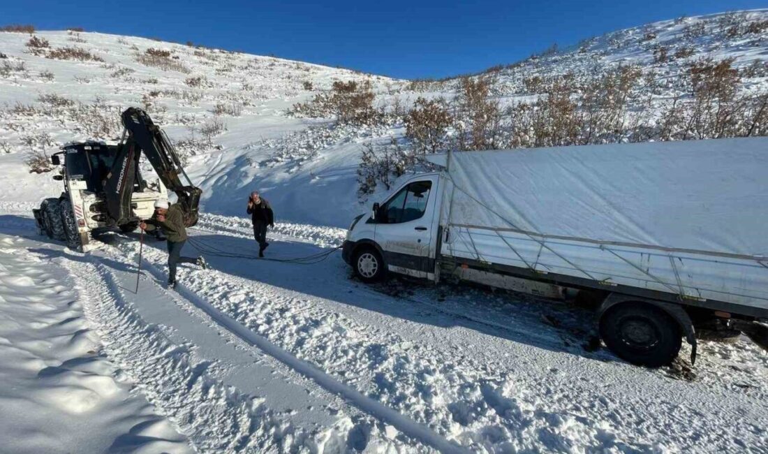 ELAZIĞ (İHA) – Elazığ’ın Kovancılar ilçesinde karla kaplı yolda şarampole