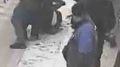 Elazığ’da iki kişi arasında çıkan tartışma, tekme tokatlı kavgaya dönüştü.