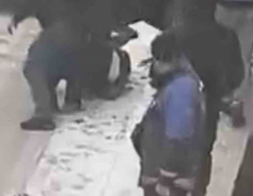 Elazığ’da iki kişi arasında çıkan tartışma, tekme tokatlı kavgaya dönüştü.