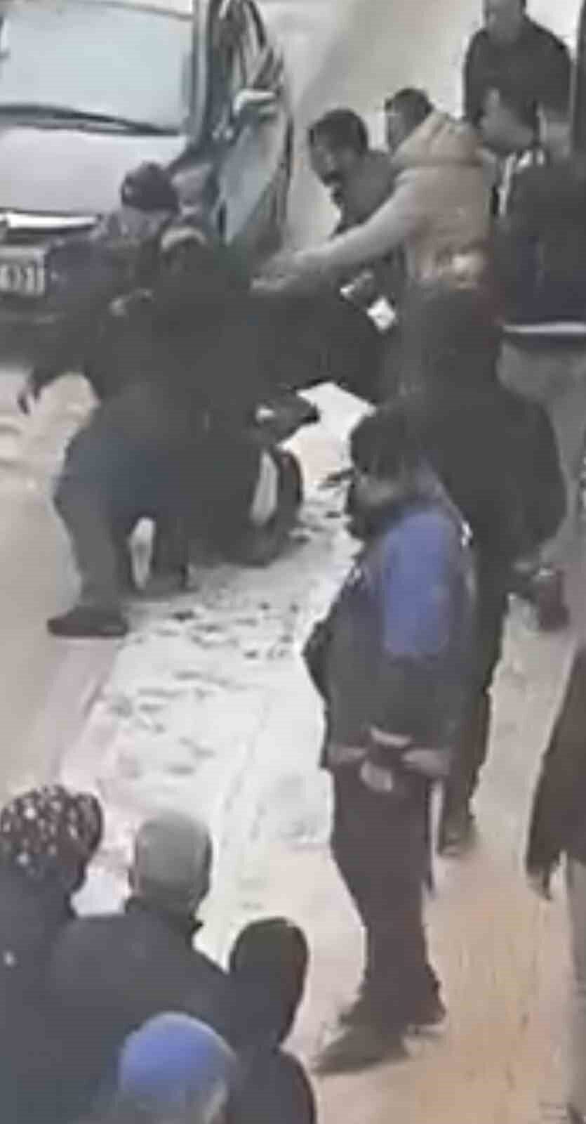 Elazığ’da iki kişi arasında çıkan tartışma, tekme tokatlı kavgaya dönüştü.