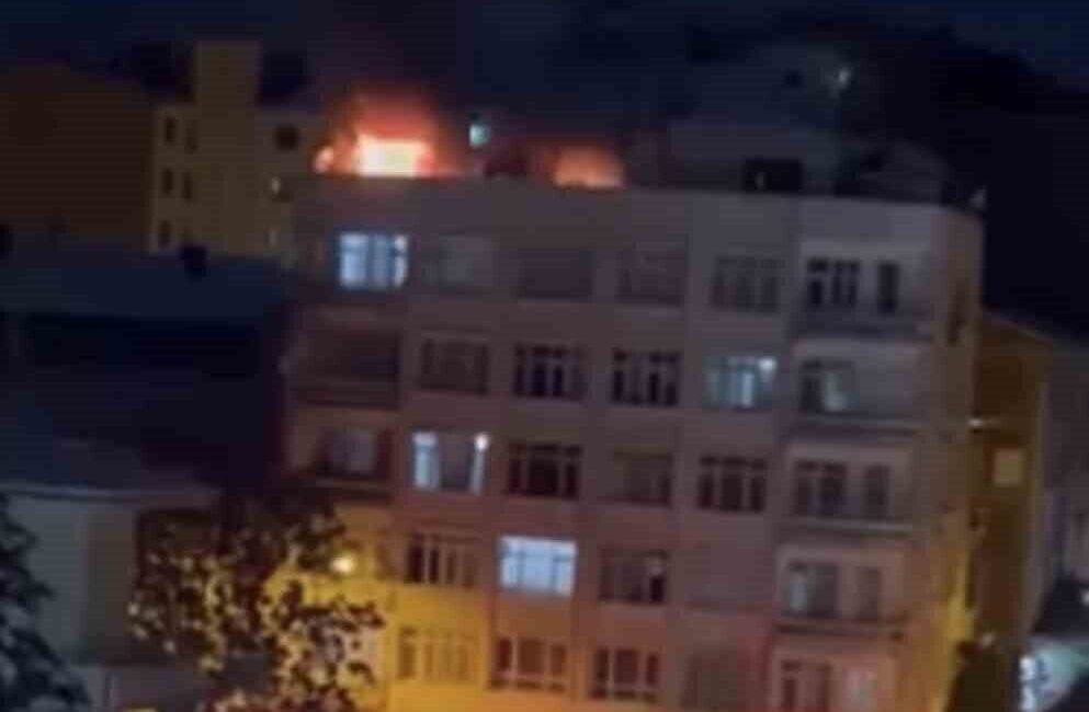 Elazığ’da 5 katlı bir apartmanın teras katında çıkan yangın, itfaiye