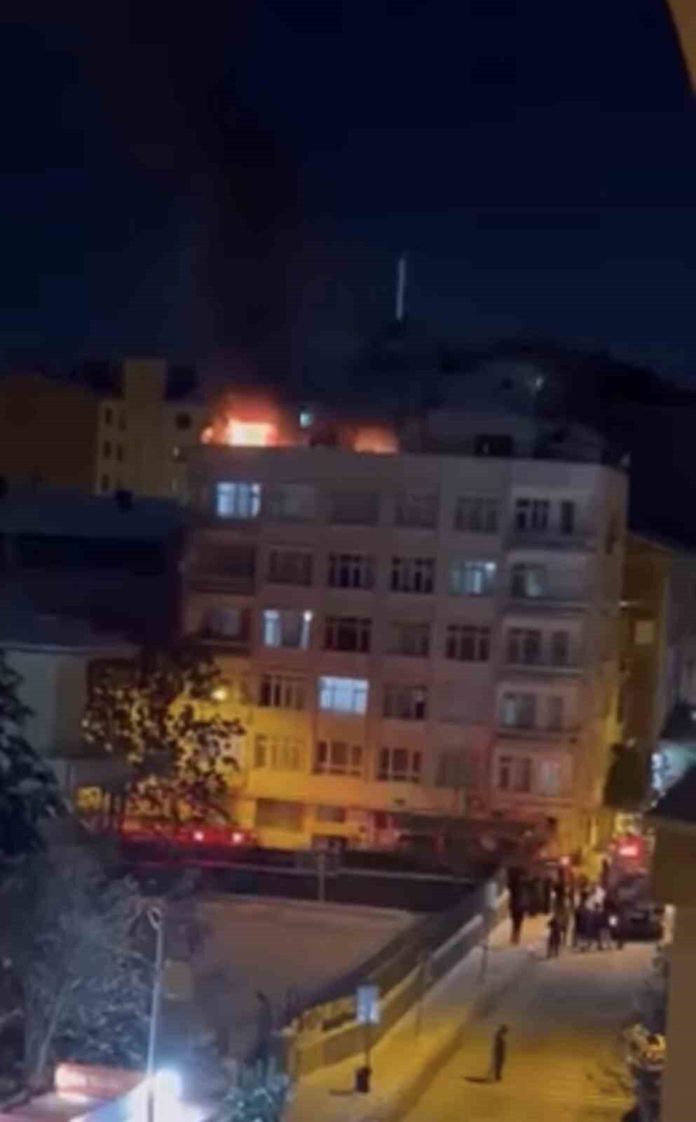 Elazığ’da 5 katlı bir apartmanın teras katında çıkan yangın, itfaiye