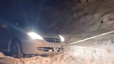Elazığ’da kar yağışından dolayı yolda mahsur kalan aracın yardımına İl