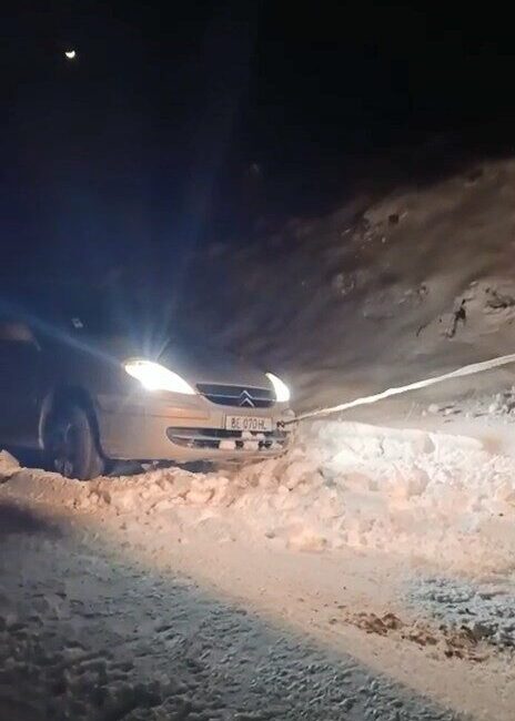 Elazığ’da kar yağışından dolayı yolda mahsur kalan aracın yardımına İl