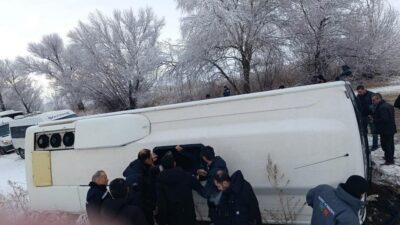 Kahramanmaraş’ta Elbistan-Çoğulhan karayolunda işçi taşıyan servis aracı, kaygan zemin nedeniyle