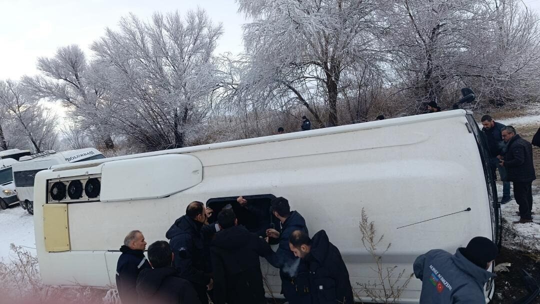 Kahramanmaraş’ta Elbistan-Çoğulhan karayolunda işçi taşıyan servis aracı, kaygan zemin nedeniyle