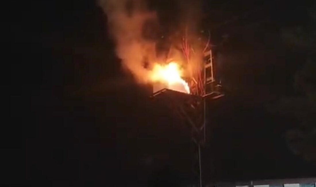 Diyarbakır’ın Sur ilçesinde direk üzerinde bulunan elektrik panosu yanarak kullanılamaz