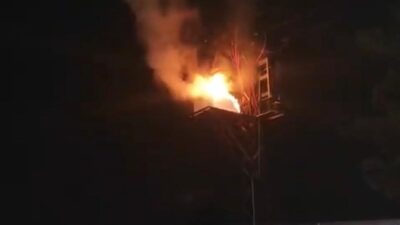 Diyarbakır’ın Sur ilçesinde direk üzerinde bulunan elektrik panosu yanarak kullanılamaz