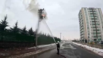 Diyarbakır’ın Kayapınar ilçesinde elektrik direğindeki yangına müdahale, itfaiye erinin kask