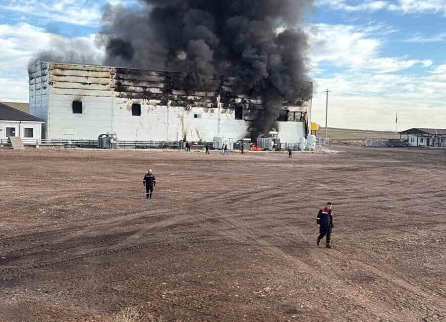 Afyonkarahisar’da bir elektrik üretim tesisinde yangın çıktı. İtfaiye ekiplerinin müdahale